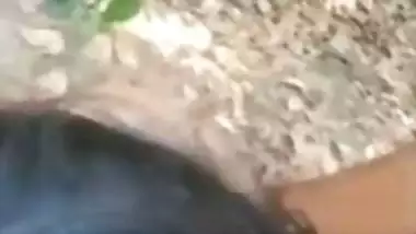 Desi lady sucks her lover’s dick outdoors on the farm
