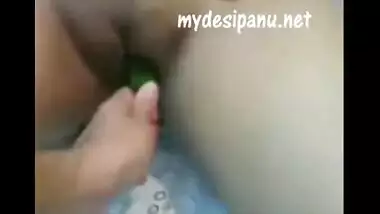 Priya bhabi first time insert Karela in her pussy