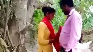 Couple fucks like monkeys in an Indian outdoor sex