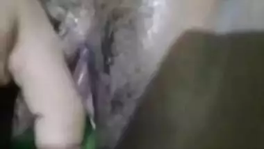 Nida Ali Pakistani Desi Girl Putting Cucumber Inside