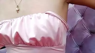 Sexy desi Girl Shows her Boob