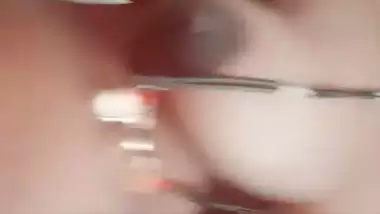 Horny Patna lady stretches her pussy in desi MMS porn