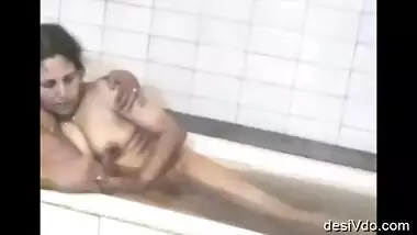 Oriya Aunty Reena Bathtub Romance