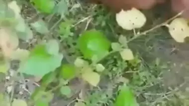 Cameraguy films his friend fucking Desi girl's XXX cave outdoors