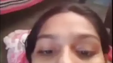 Pretty Desi college girl exposes her tits and shaved cunt on XXX cam