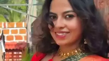 Cute Indian lady showing boobs on viral video call