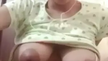 Sexy babe fingers her pussy on a nude video call