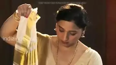 Beautiful Kerala Hindu woman shows how to wear Saree